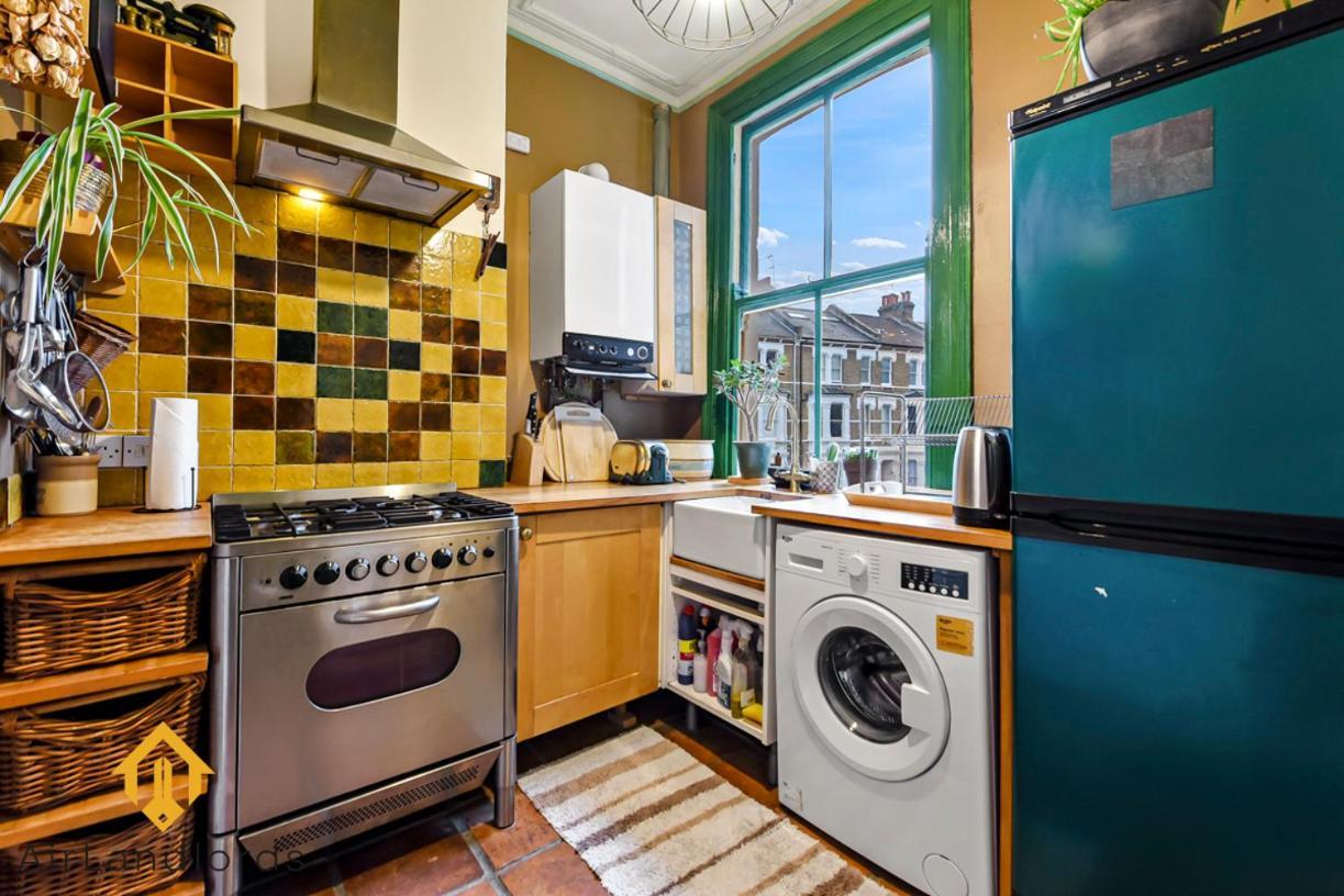 Peaceful 2-Bedroom Flat Near Queens Park Station Londen Buitenkant foto